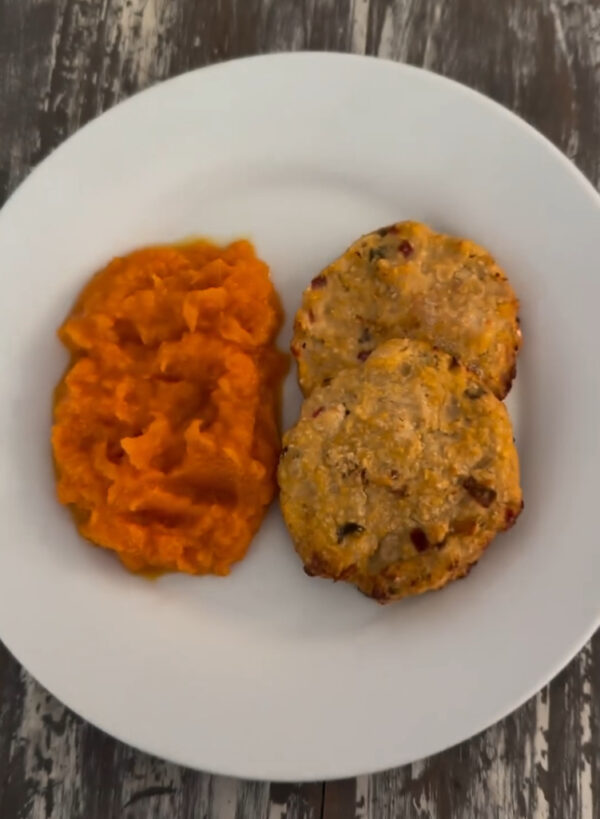 Hamburguesas de pechuga de pollo con puré de calabaza